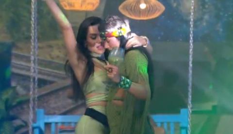 Marciele e Jordana trocam flertes e selinho em cenas quentes durante Festa do Líder