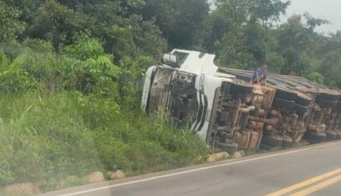 Carreta tomba na BR-174 e vai parar em área de mata às margens da pista
