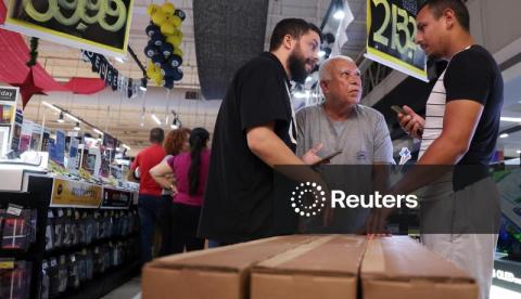 Confiança do consumidor do Brasil cai em fevereiro a nível mais baixo em 6 meses, mostra FGV