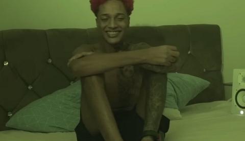 Foragido, Oruam lança clipe usando tornozeleira eletrônica; veja