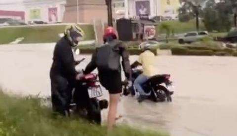 Avenida das Torres vira rio após chuva intensa em Manaus; vídeo