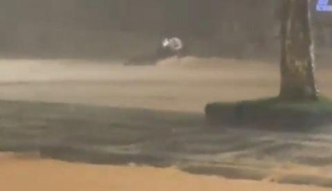 Motociclista é arrastado por enxurrada violenta em Juiz de Fora; veja vídeo