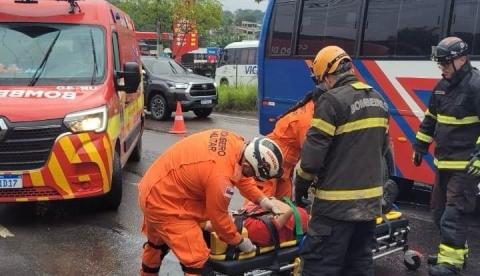 Bombeiros resgatam 10 feridos após acidente entre rota e ônibus na Av. Margarita