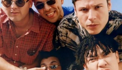 Jaqueta dos Mamonas Assassinas é encontrada intacta sobre caixão de Dinho