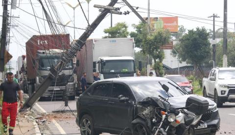 Acidente derruba dois postes e causa congestionamento na Av. do Turismo