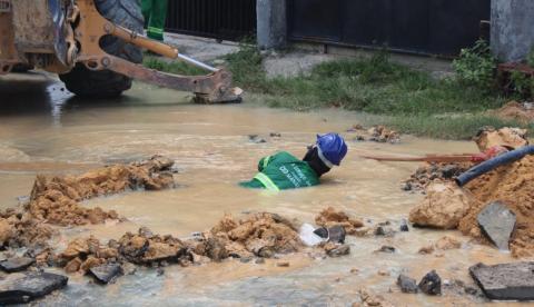 Águas de Manaus terá que pagar quase meio milhão em multas por asfalto malfeito e vazamentos