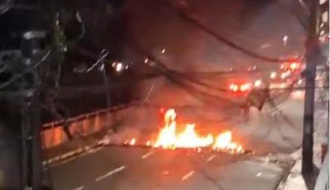 Av. Brasil é fechada em manifesto por justiça após morte de jovem na Compensa