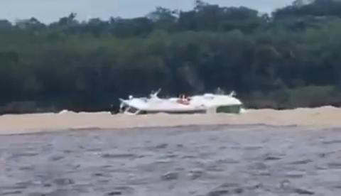 Vídeo mostra início do naufrágio da lancha Lima de Abreu no Encontro das Águas