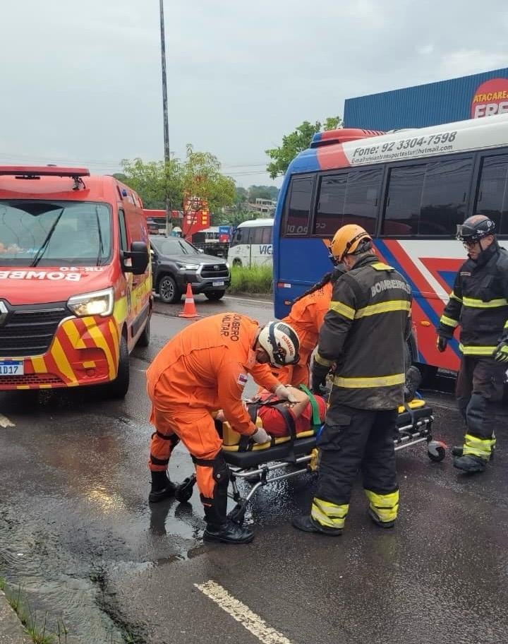 Bombeiros resgatam 10 feridos após acidente entre rota e ônibus na Av. Margarita