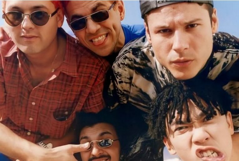 Jaqueta dos Mamonas Assassinas é encontrada intacta sobre caixão de Dinho