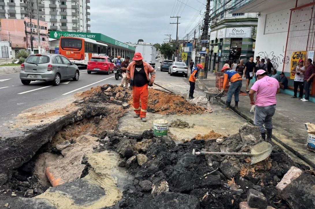 Prefeitura conserta escoamento de água na Constantino Nery após lixo entupir canal