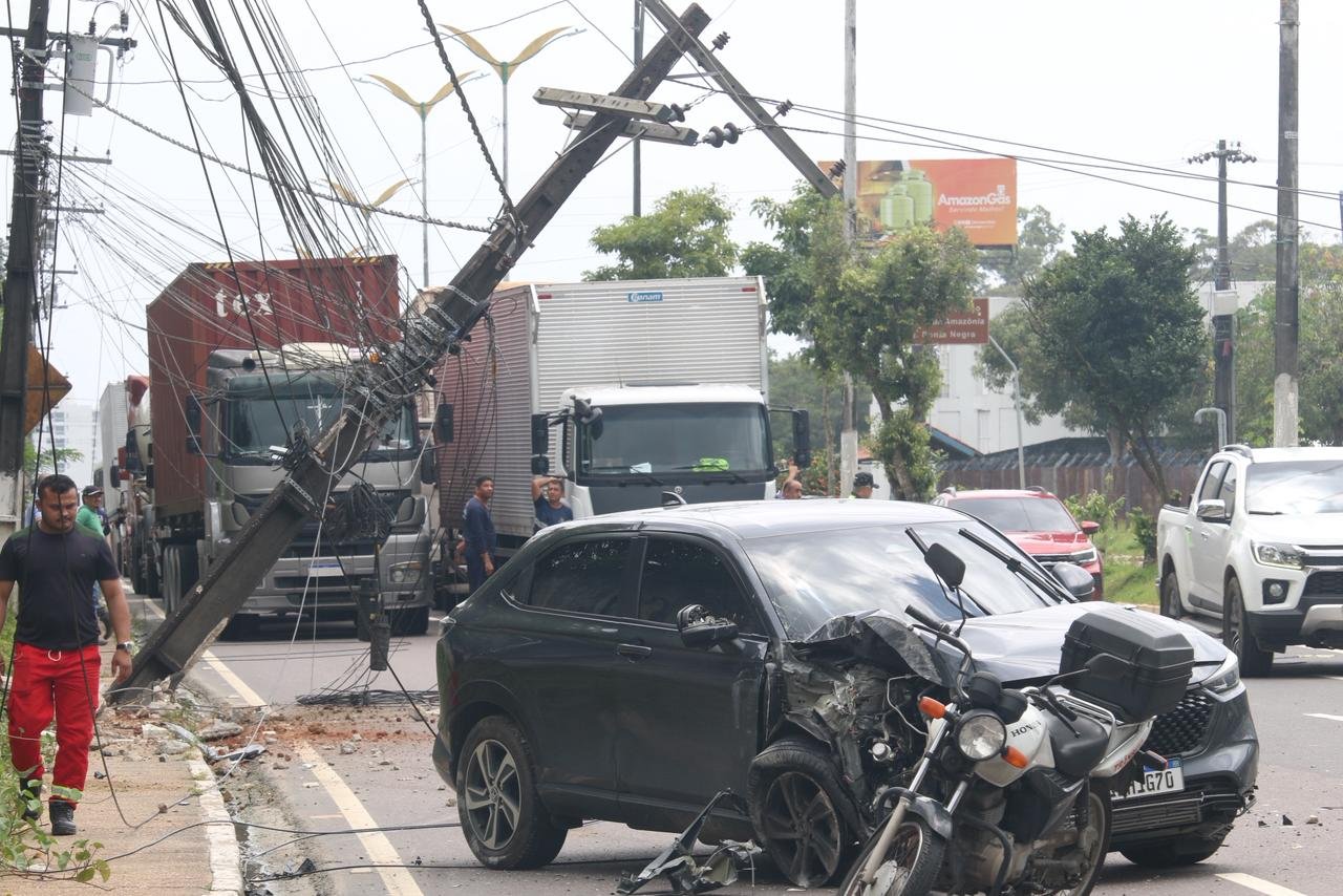 Acidente derruba dois postes e causa congestionamento na Av. do Turismo