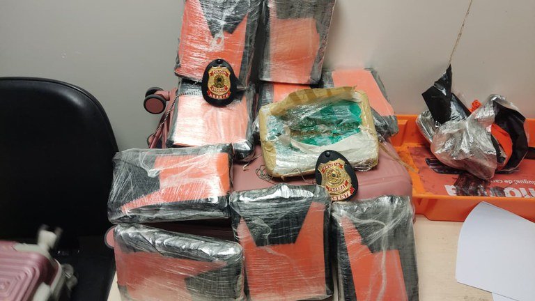 Mulher é presa ao desembarcar 11 kg de maconha na mala no aeroporto de Manaus