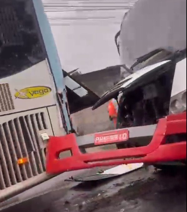 Acidente entre rota e ônibus durante chuva deixa feridos na Av. Margarita