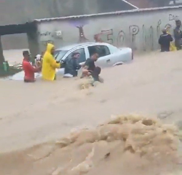 Cordão humano salva homem arrastado por enxurrada em Paraty no Rio de Janeiro; veja vídeo