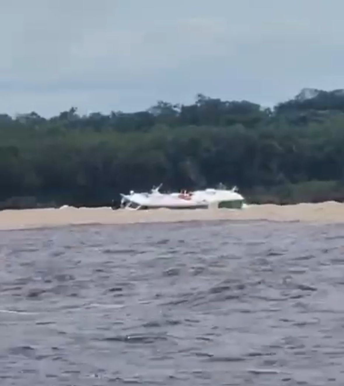 Vídeo mostra início do naufrágio da lancha Lima de Abreu no Encontro das Águas