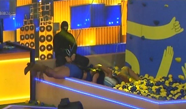 BBB exibe beijo entre Marciele e Chaiany em festa: 'Meu romance secreto'