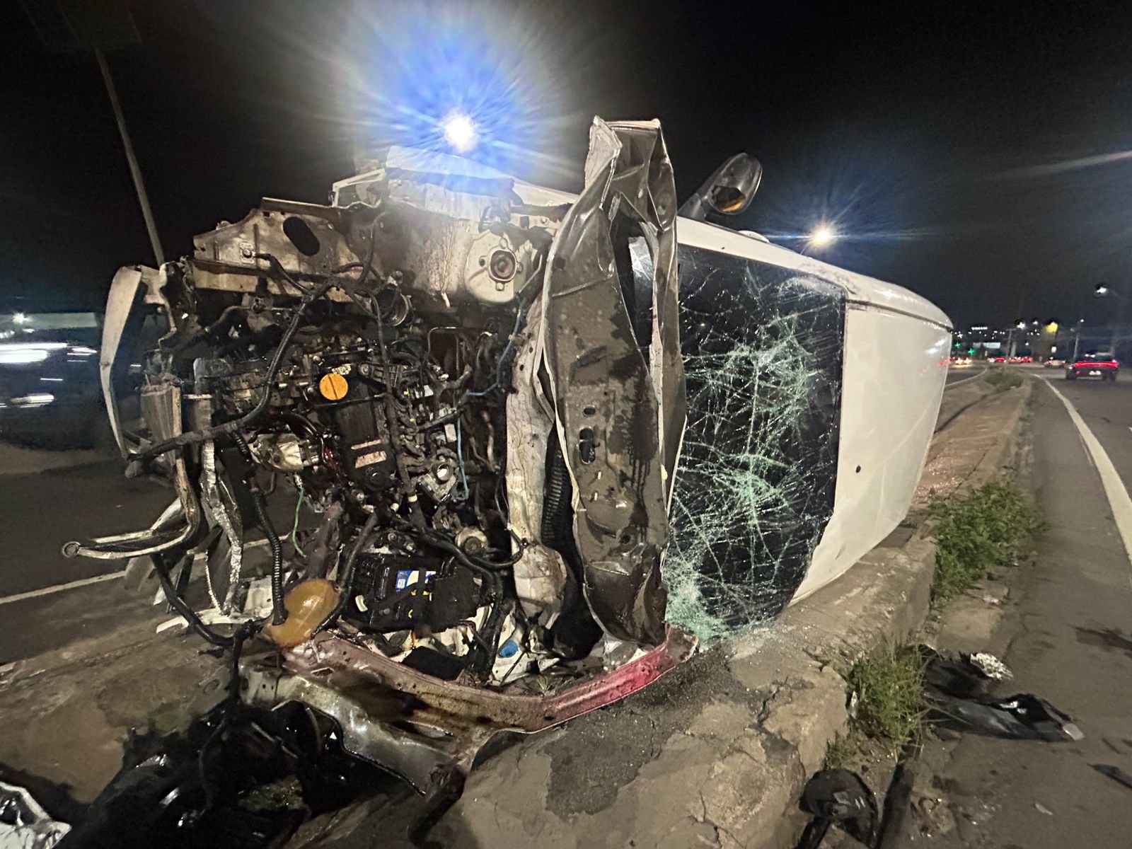 Motorista fica preso às ferragens em acidente grave na Av. Torquato Tapajós; vídeo