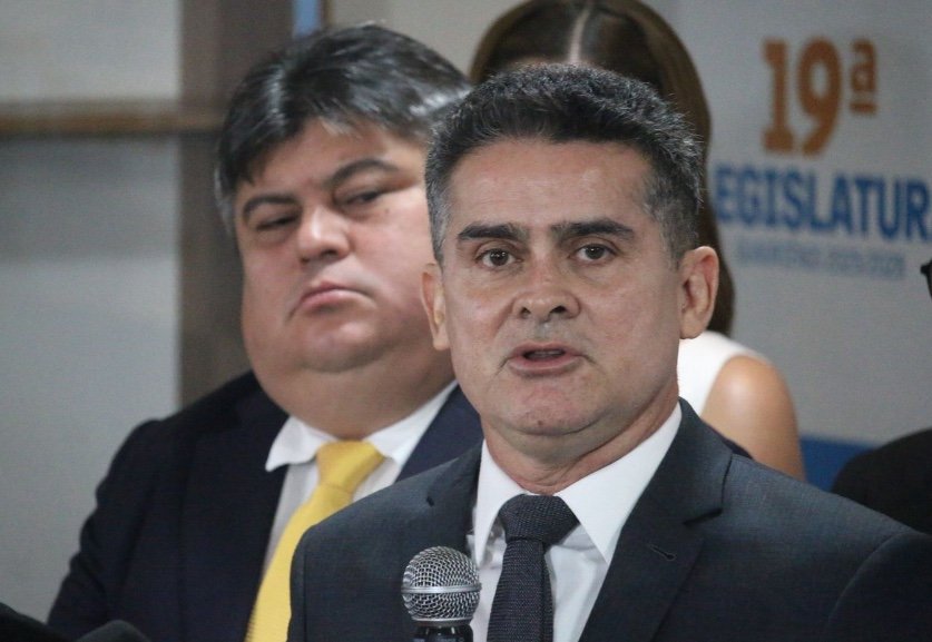 David Almeida deixa Prefeitura de Manaus e passa comando a Renato Júnior