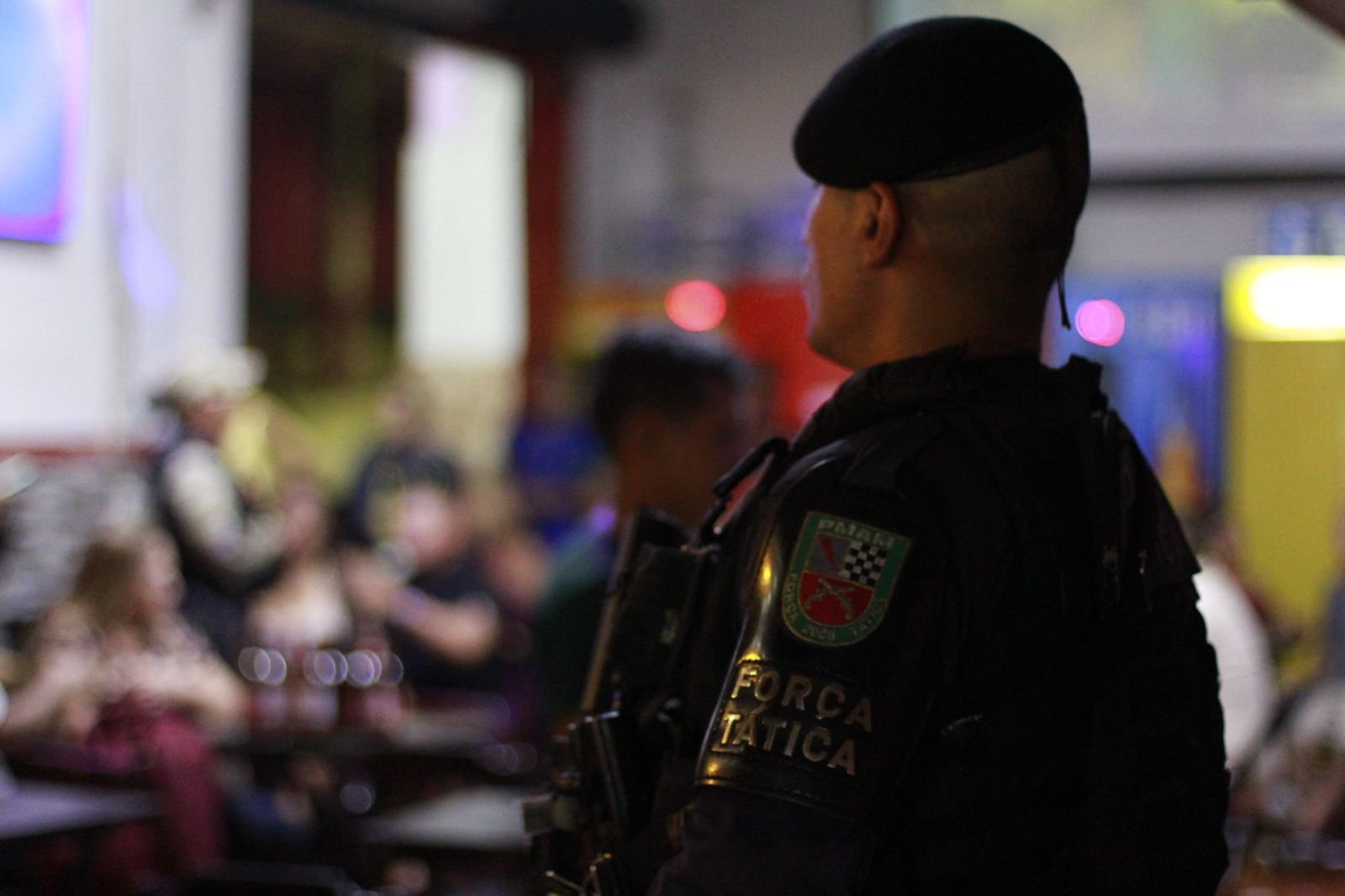 Operação no Centro de Manaus termina com três bares multados e uma prisão