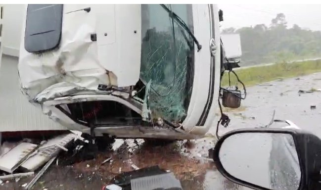 Caminhão baú tomba e por pouco não causa tragédia em Iranduba