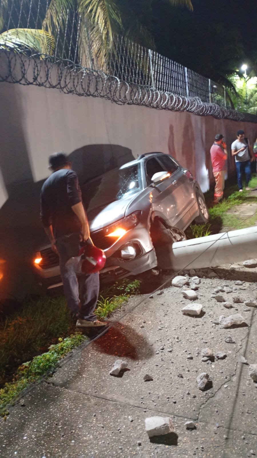 Caos: carro derruba poste e deixa parte da Avenida das Torres bloqueada