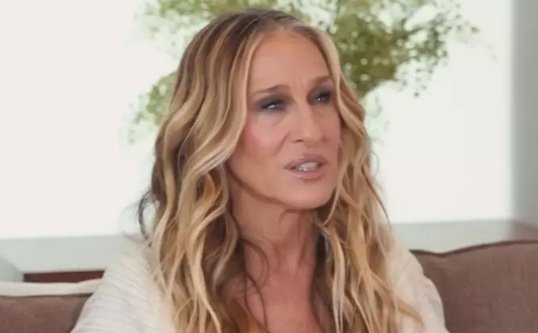 Sarah Jessica Parker perde a paciência durante sessão de fotos em SP: "Não me toque"