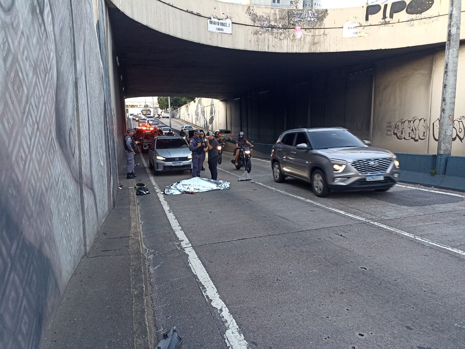Mulher morre em acidente com motocicleta em viaduto na Av. Darcy Vargas