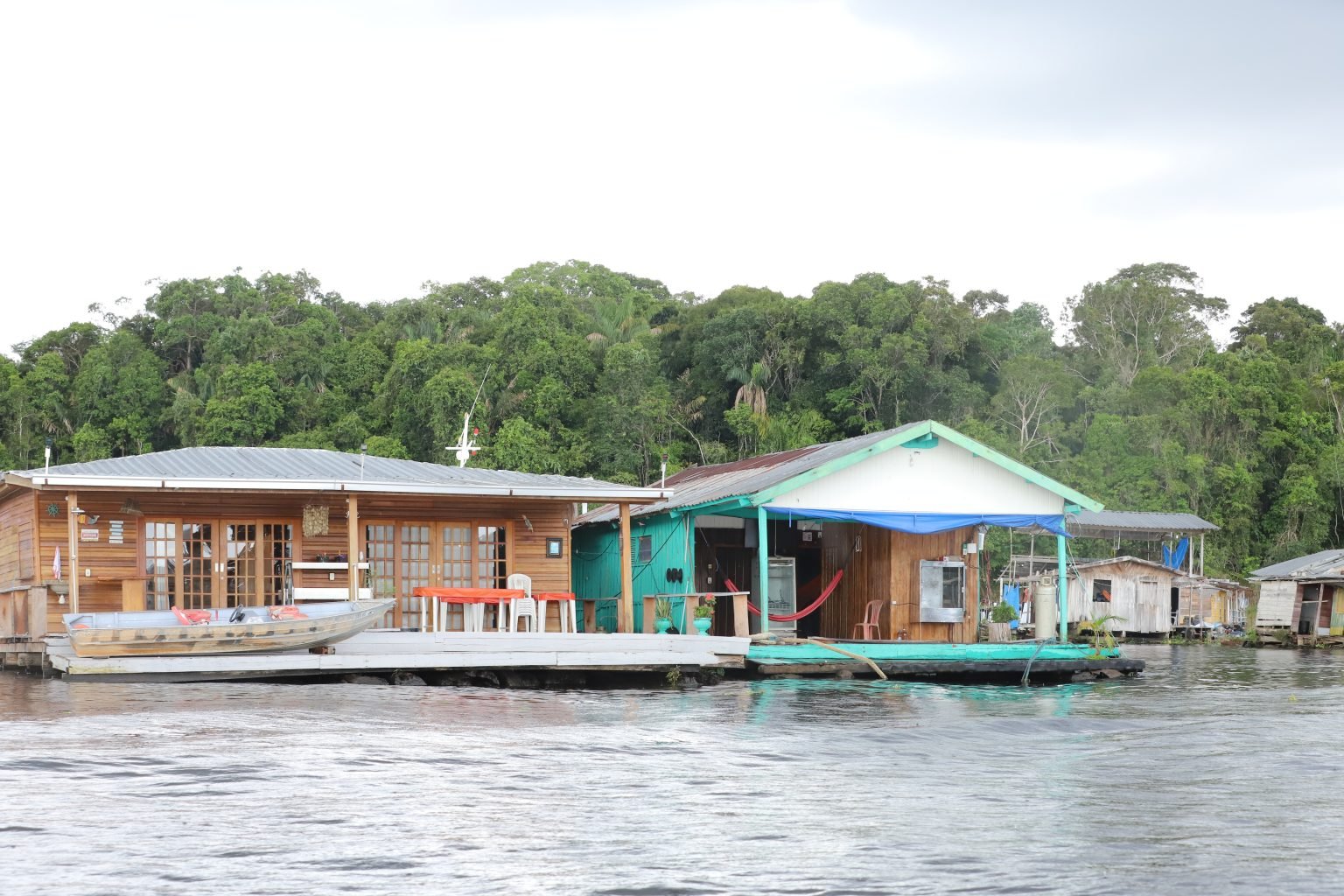 Justiça suspende retirada forçada de flutuantes no Tarumã-Açu