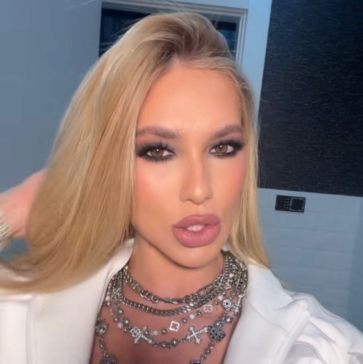 Virginia mostra "quase tudo" em clique de costas e frase no bumbum chama atenção de seguidores