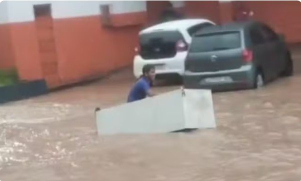 Homem usa geladeira para "navegar" na av. Brasil; vídeo