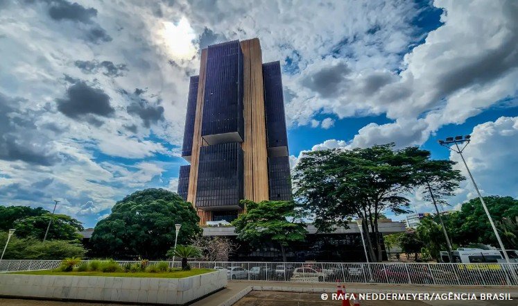 BC reduz Selic para 14,75% e abre caminho para crédito menos caro em 2026