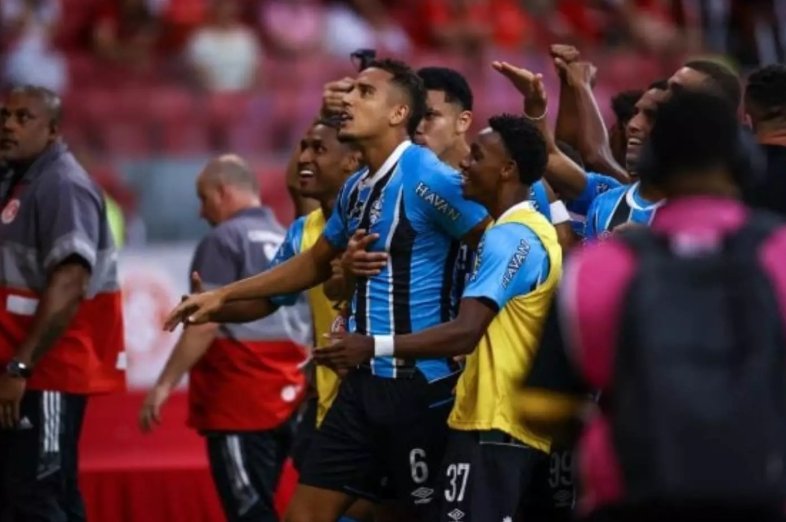 Grêmio é campeão gaúcho após empate com o Inter no Beira-Rio