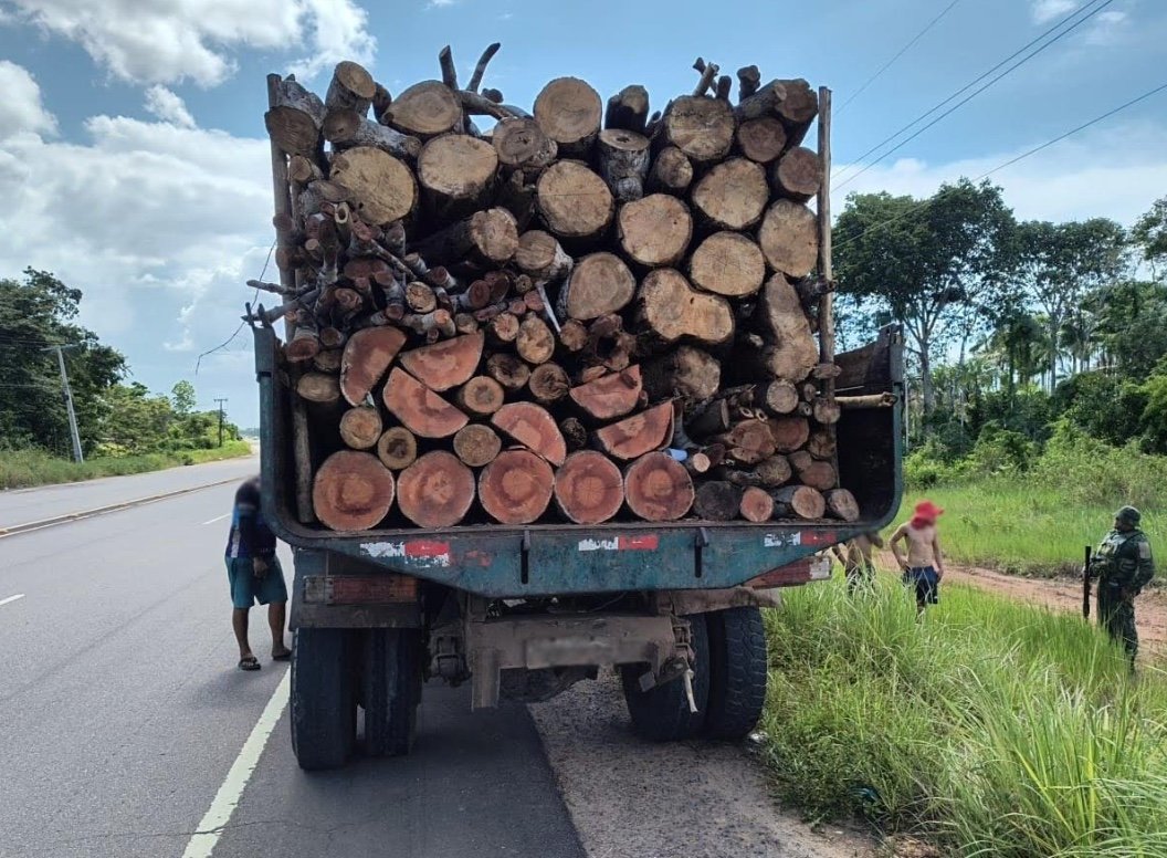 Ipaam apreende caminhão com lenha sem documentação em Manacapuru