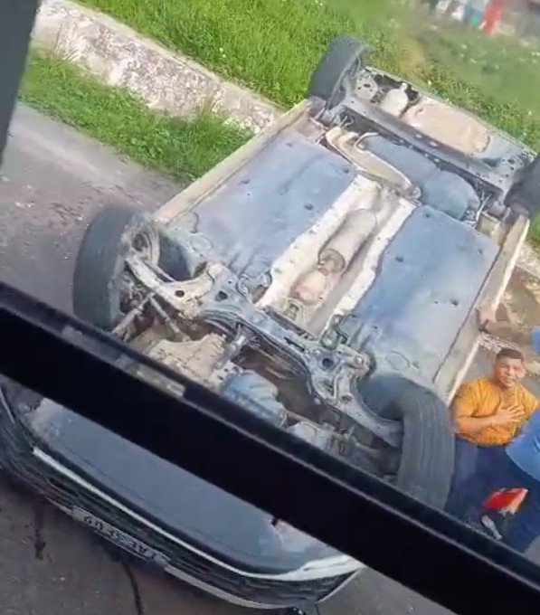 Homem fica ferido após carro capotar em avenida no bairro Glória