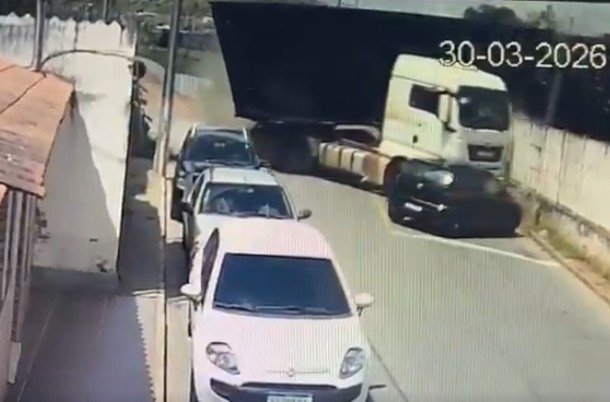 Trem colide com carreta, arrasta dois carros e causa acidente impressionante em MG
