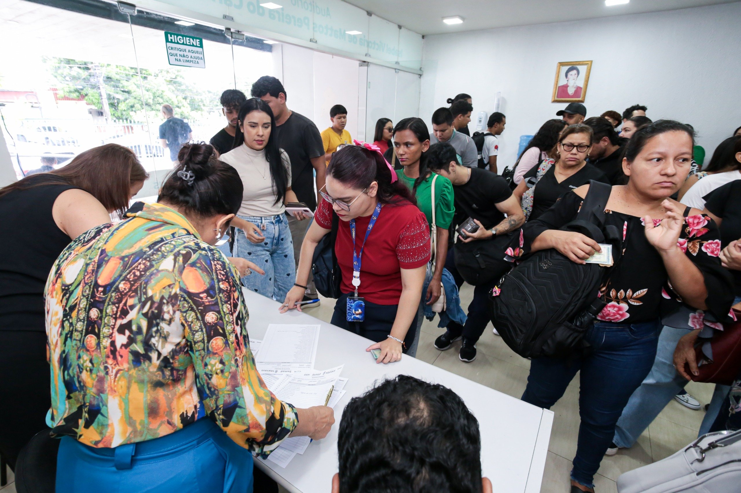 Editais do Bolsa Idiomas e Pós-Graduação são lançados em Manaus; veja como se inscrever