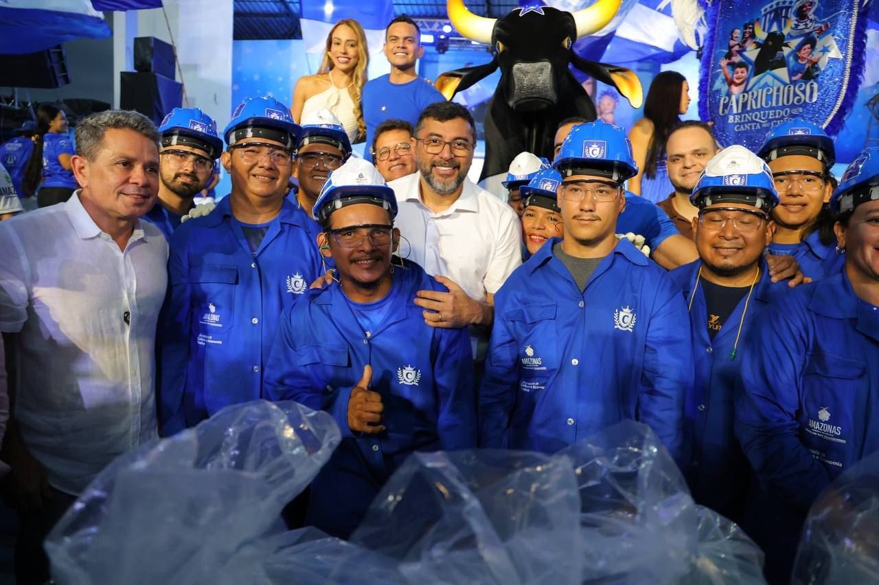 Wilson Lima entrega EPIs e apresenta projeto do novo Bumbódromo durante lançamento do festival