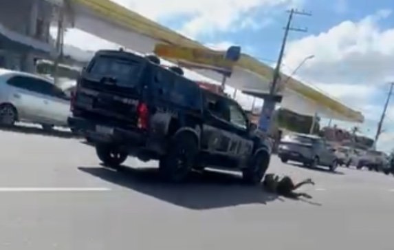 Suspeito 'voa' após ser atingido por viatura durante perseguição policial em Manaus; vídeo