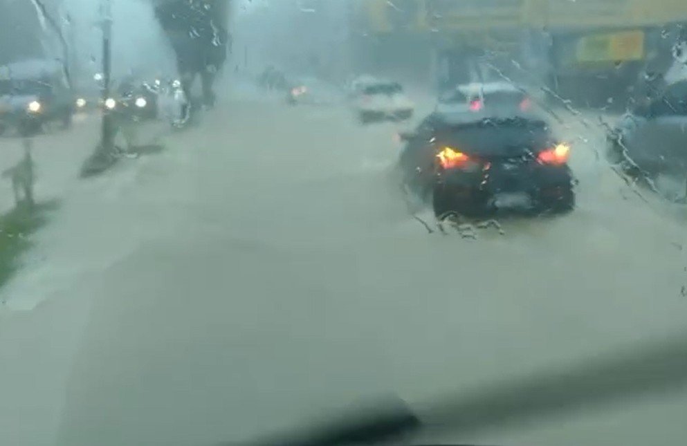Forte chuva causa alagamento na Avenida do Turismo nesta quinta-feira
