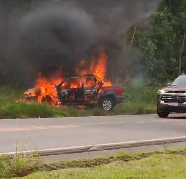 Carro é devastado pelo fogo às margens da BR-174
