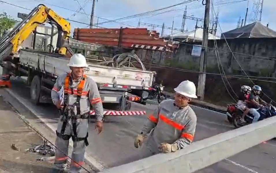 Avenida das Torres segue interditada após acidente, sem previsão de término