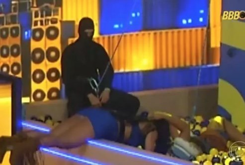 Chaiany e Marciele se beijam "escondidas" e web reage: "Caiu no canto do boto"