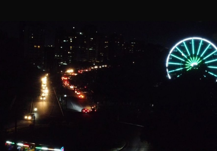 Apagão atinge Ponta Negra e deixa moradores e turistas no escuro; vídeo