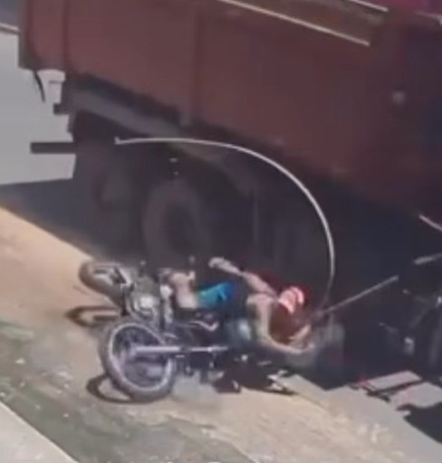 Caçamba atropela dupla em motocicleta e foge em Itacoatiara; vítima está em estado crítico