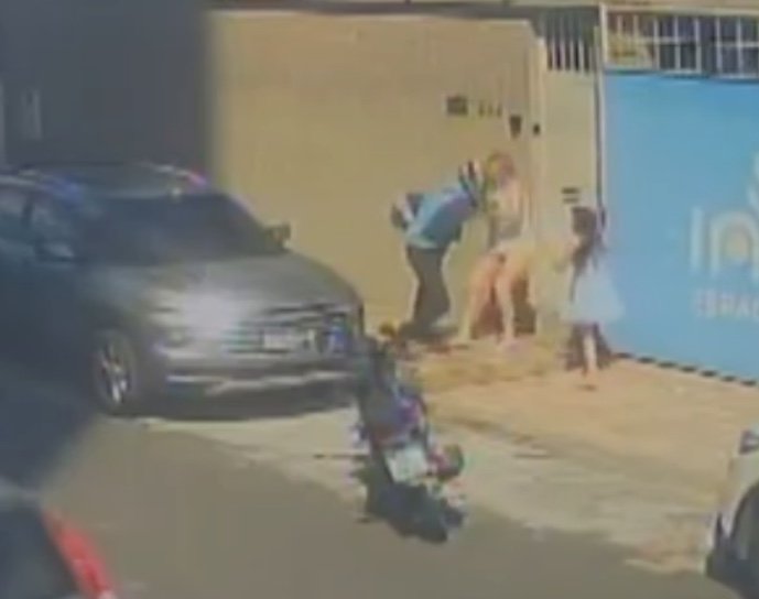 Mulher é agredida na frente da filha durante assalto no Aleixo e perde três dentes; vídeo
