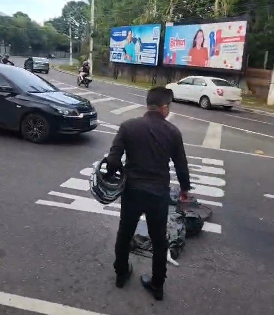 Derramamento de óleo causa acidente em avenida na Compensa