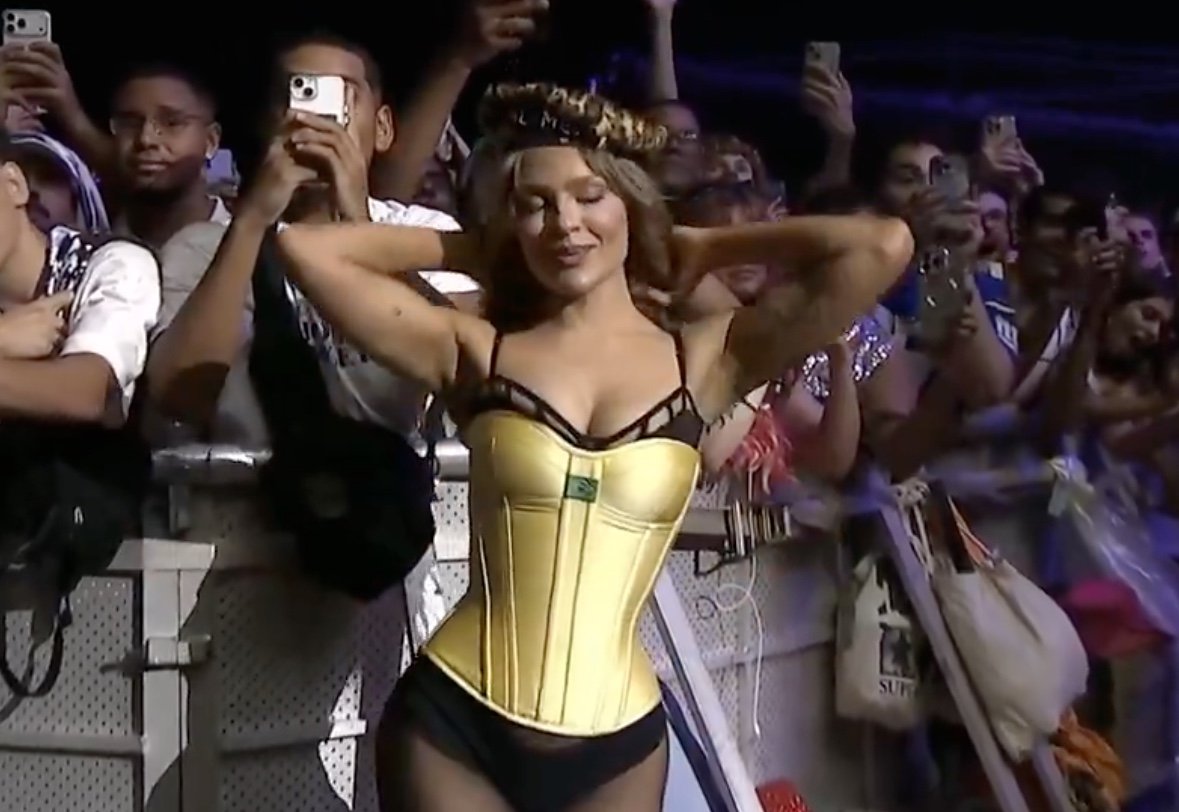 Sabrina Carpenter surpreende público ao "prender" Luísa Sonza em show no Lollapalooza