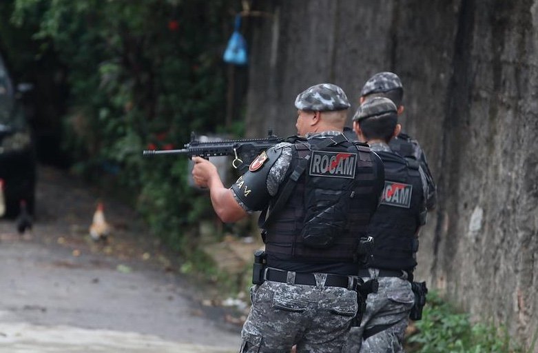 Forte odor de droga em vila de kitnets leva Rocam a prender homem com pistola em Manaus