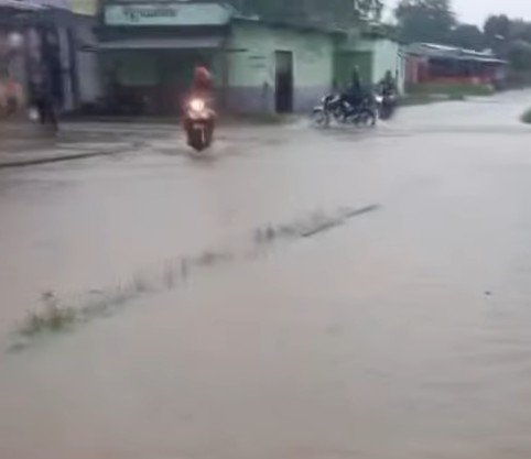 Itacoatiara registra 62,63 mm de chuva em apenas uma hora e entra em alerta máximo
